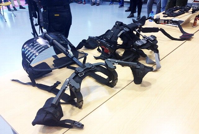 Los exoesqueletos pasivos son como arneses 'supervitaminados' con muelles de resistencias. Foto: Uribe