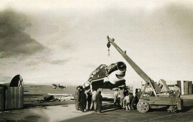 Descargando el fuselaje de un Ju 87B 'Berta' (se le distingue por la toma de aire semicircular) en León.