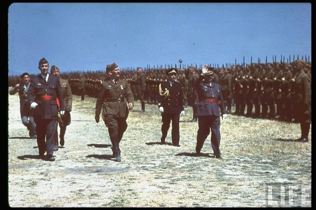 Franco (derecha) pasando revista a las tropas de la Legión Cóndor con von Richtoffen (a su lado en el centro).