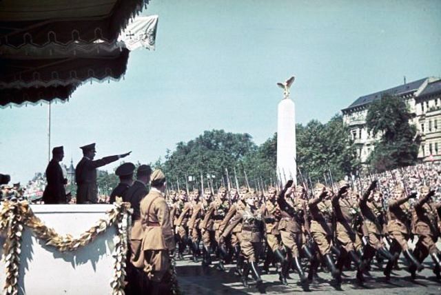 La Legión Cóndor desfilando delante de Hitler en la calle de los tilos de Berlín.