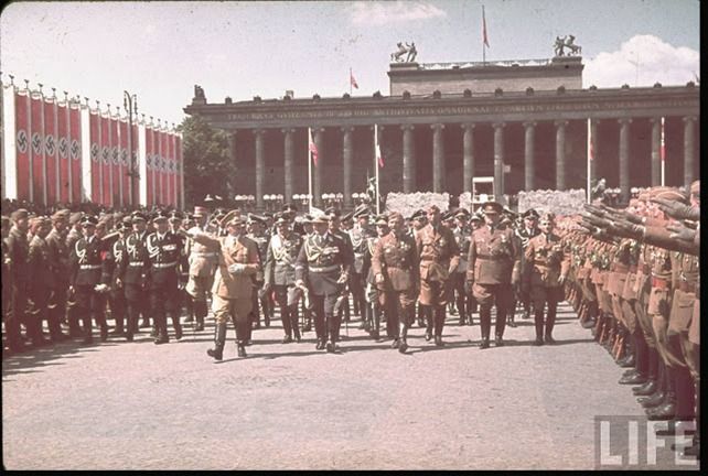 Hitler pasando revista a las tropas de la Legión Cóndor en su bienvenida a Berlín el 6 de junio de 1939.