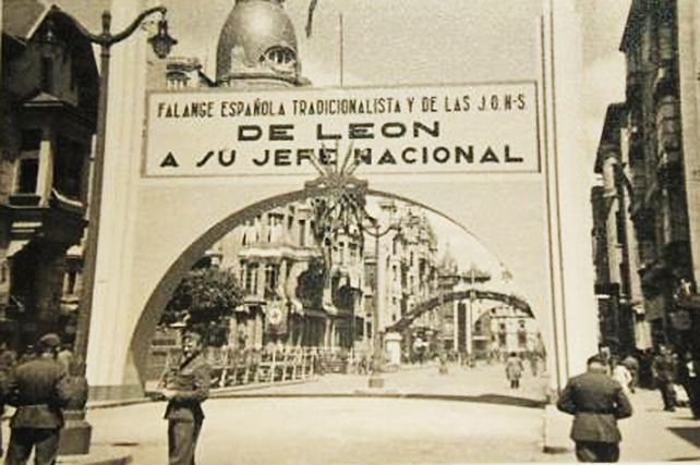 El arco de triunfo de Falange Española en la despedida de la Legión Cóndor en la calle Ordoño II de León.