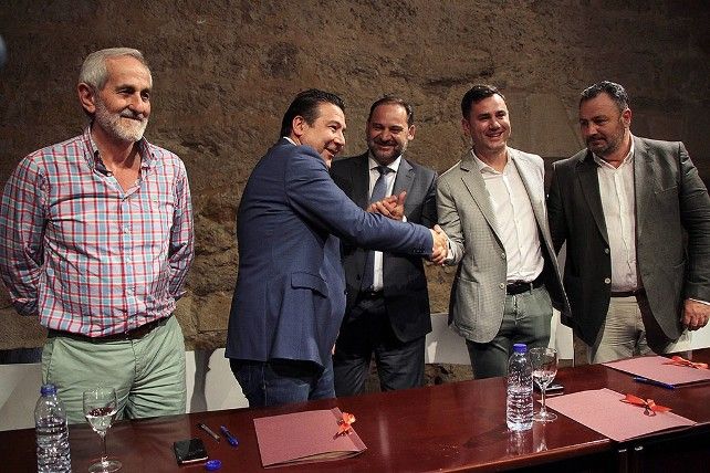 Firma UPL-PSOE Diputacion de León Matias Llorente, Luis Mariano Santos (leonesistas), José Luis Ábalos, Javier Alfonso Cendón, Eduardo Morán (socialistas)