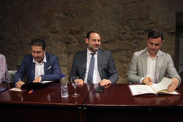 Acuerdo PSOE - UPL Luis Mariano Santos - José Luis Ábalos - Javier Alfonso Cendón