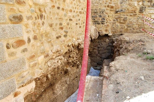 Sillares romanos a la vista en la cata arqueológica (abajo). Foto: Uribe.