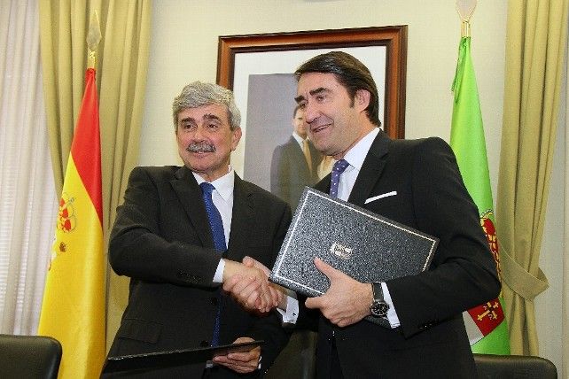 Firma del convenio entre el consejero leonés y el rector de la Universidad de León, Juan F. García Marín. / Peio García / ICAL