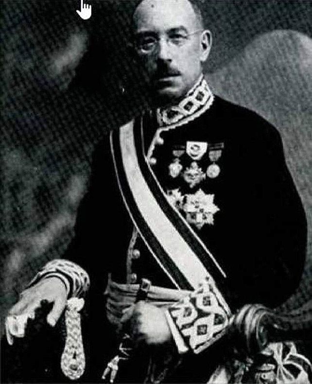 Álvaro López Núñez, de uniforme civil de gala.