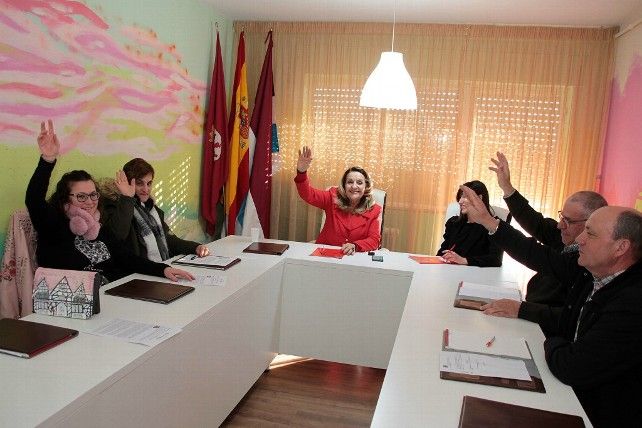Peio García/ICAL. El PSOE de Urdiales del Páramo, con su alcaldesa Goya Manjón, vota a favor de la moción por la autonomía leonesa