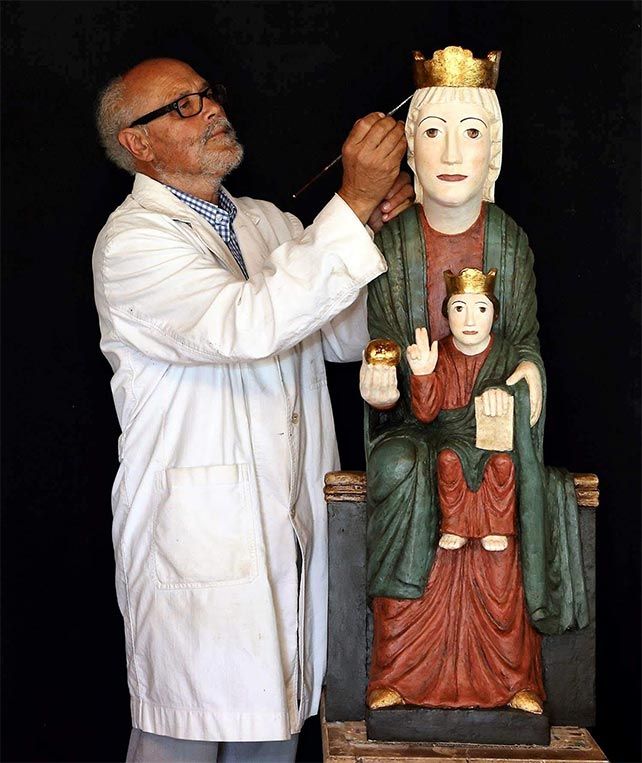 El escultor José Ajenjo con su réplica de la Virgen de Escalada.
