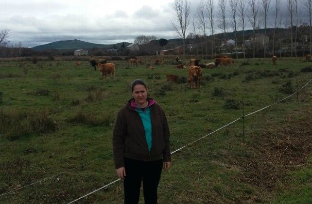 Mónica González, en una de sus explotaciones ganaderas en Langre (Berlanga del Bierzo).