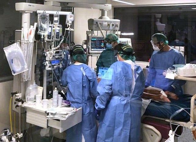 unidad cuidados intensivos uci hospital rio hortega valladolid sanidad médicos quirófano coronavirus covid-19 pandemia