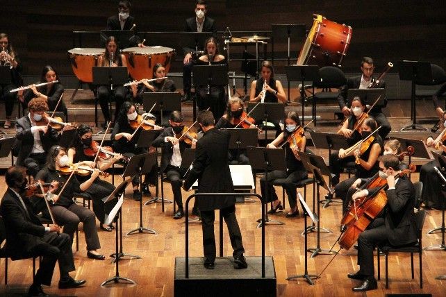 La Orquesta Universidad de Oviedo en el Auditorio de León este 2020. // Juan Luis García