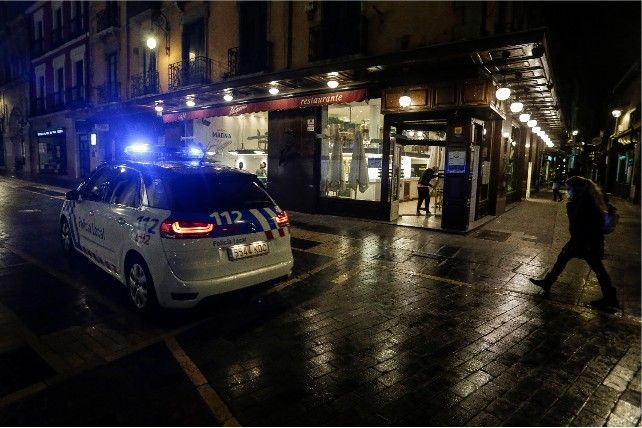 cierre hostelería toque queda pandemia coronavirus covid calles león ancha policía local noche centro economía pérdidas 