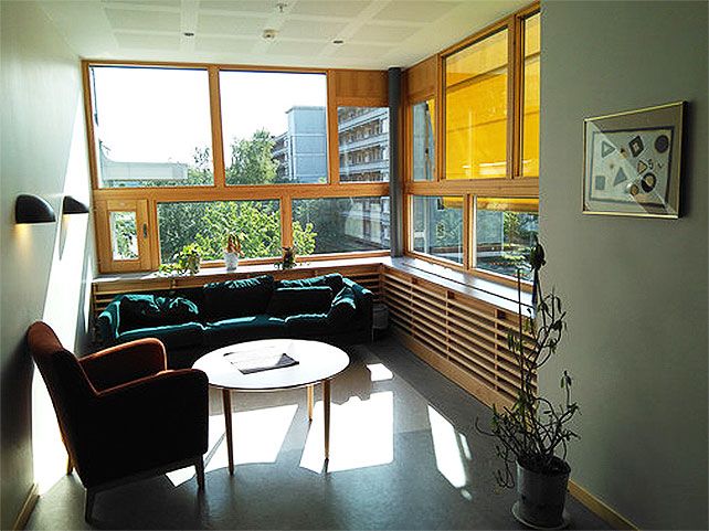 Sala de estar para pacientes en la unidad psiquiátrica del Östra Hospital (Gotemburgo, Suecia) diseñada por White Arkitekter. Foto: Laura Cambra Rufino