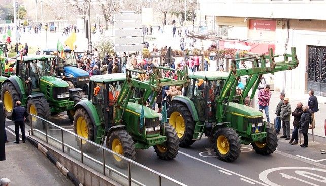 Tractores entrando en Ordoño II. Foto: Uribe.
