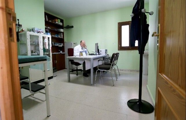 Un médico de familia en un consultorio local rural de la Comunidad. / Leticia Pérez / ICAL