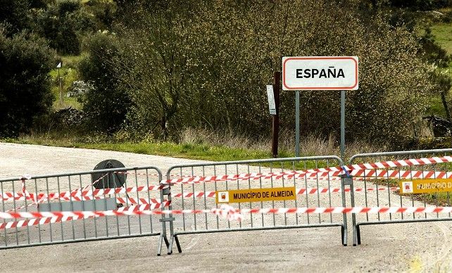 La carretera entre Almeida (Portugal) y Ciudad Rodrigo, cortada. Foto: José Vicente / ICAL.