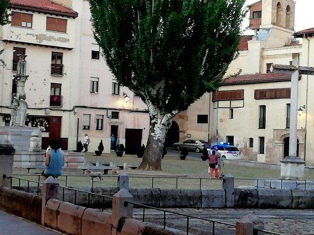 La Policía Local pasando por la Plaza del Grano tras un aviso.
