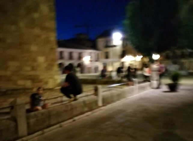 Más gente consumiendo, entrada la noche, en los aledaños a la Plaza del Grano.