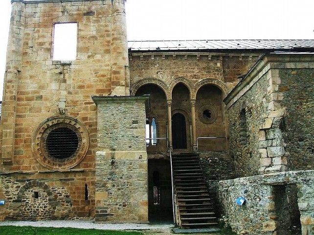 El monasterio de Carracedo y la cámara real subiendo las escaleras: Foto: Zarateman (Wikimedia Commons).