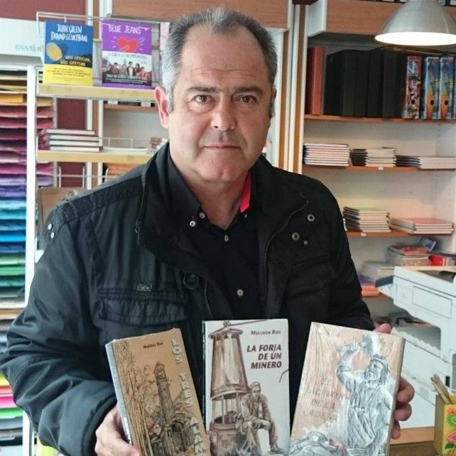 Melchor Riol posa con sus libros. 