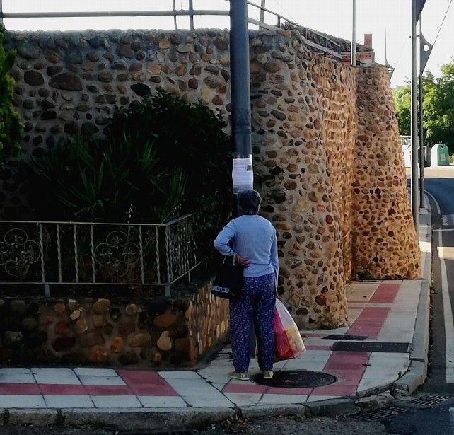 Una vecina lee el cartel pro-autonomía de León que se ha colocado en varios puntos del municipio.