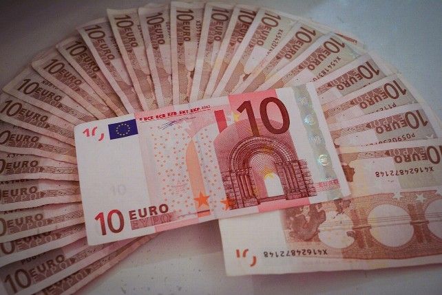 dinero euros billetes ricos millonarios economía