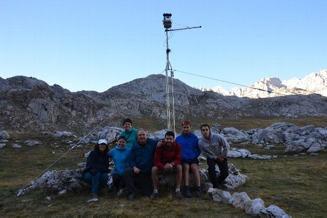 El equipo que montó la estación de la Vega de Liordes en octubre de 2018. Foto: Ángel Argüelles TW @angelarg293
