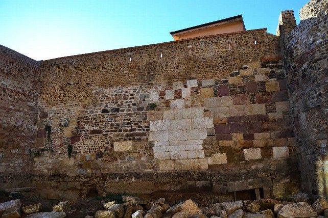 Lienzo de la muralla que conserva gran parte de la fábrica romana. // Uribe