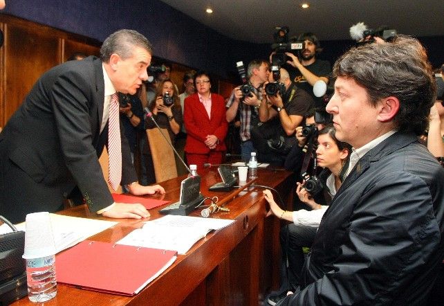 Samuel Folgueral (derecha) toma posesión del cargo de alcalde de Ponferrada ante Ismael Álvarez al triunfar la moción de censura en marzo de 2013. / César Sánchez / ICAL