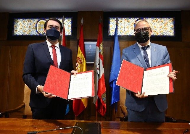 El consejero Suárez-Quiñones y el alcalde de Ponferrada, Olegario Ramón, en la firma del protocolo para pedir apoyo del Ministerio y Europa a la financiación del proyecto. / César Sánchez / ICAL  