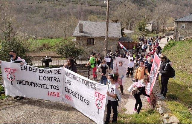Salida desde Busmayor de la marcha reivindicativa de en contra de macro proyectos energéticos de colectivos del Bierzo y Galicia.