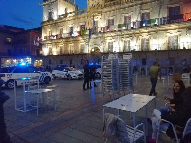 policía local plaza mayor león hostelería toque de queda estado de alarma jóvenes noche seguridad coronavirus sucesos terrazas