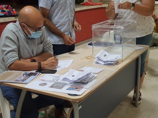 Urna de la votación en el concejo de Villadangos del Páramo este viernes