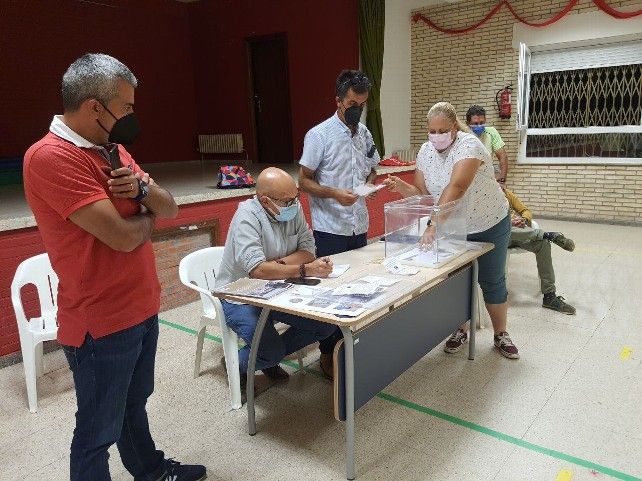 El concejal Alberto González, de rojo, durante la votación en el concejo de Villadangos del Páramo