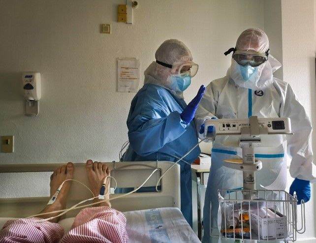 Una enfermera y un enfermero realizan un electrocardiograma. // Jose Vicente / ICAL