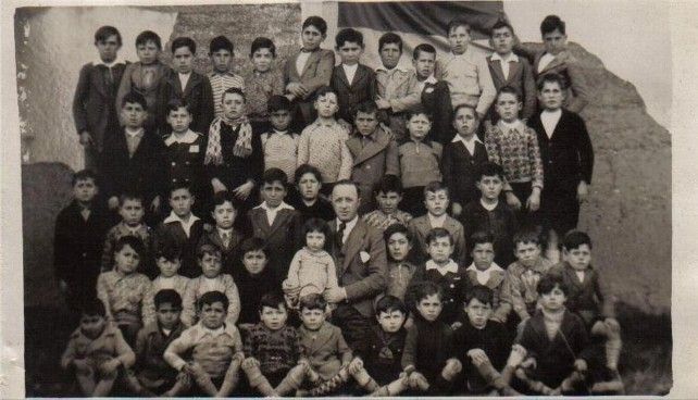 El maestro Toral con alumnos de Villaornate en 1935. Asterio Gaitero, segundo por la izquierda de la segunda fila, siempre recordaba "lo buen maestro que era". / Cortesía de Ana Gaitero, hija de Asterio