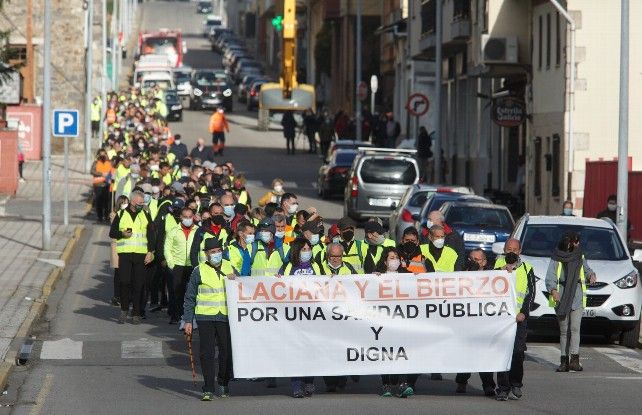 Primera etapa de la marcha en defensa de la sanidad pública Laciana-Bierzo (Villablino-Ponferrada). // César Sánchez / ICAL. 