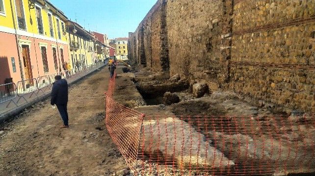 Cimientos de los cubos de la Muralla Romana de León en la calle Carreras excavación Arqueológica