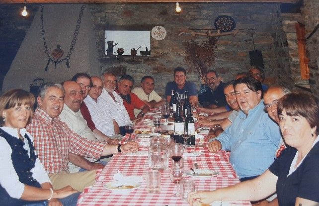 Comida en Fuente de Oliva durante la visita de Juan Vicente Herrera (cuarto por la izquierda en la imagen). 