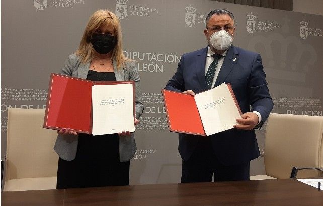 La directora de relaciones institucionales de Correos, Leire Díez, con el presidente de la Diputación, Eduardo Morán. 