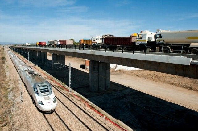 Adif prueba carga viaducto Torneros Palanquinos Onzonilla León plataforma logistica intermodal proyecto camiones transporte tren ferrocarril ave obras