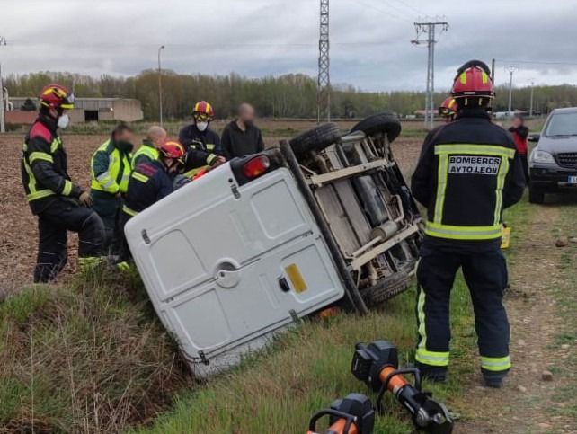 accidente sucesos Bomberos León accidente tráfico heridos atrapados carretera LE- 512 Mansilla de las Mulas Villacelama león excarcelación