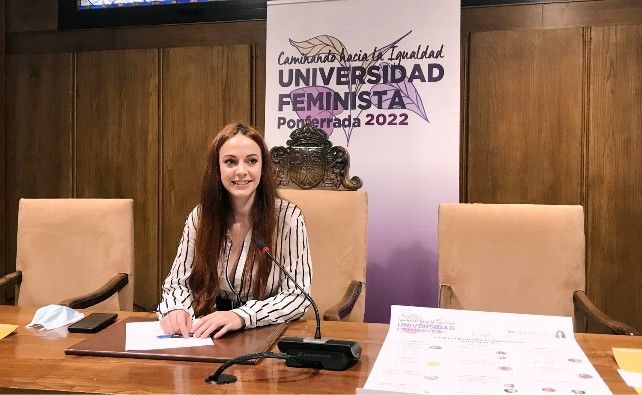 La concejala de Bienestar Social de Ponferrada, Lorena González, durante la presentación de la III edición de la Universidad Feminista. // César Sánchez / ICAL