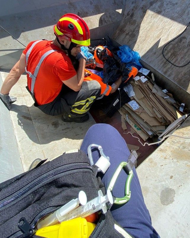 Intervención para rescatar a un trabajador atrapado en un camión de recogida de residuos. // Bomberos de León