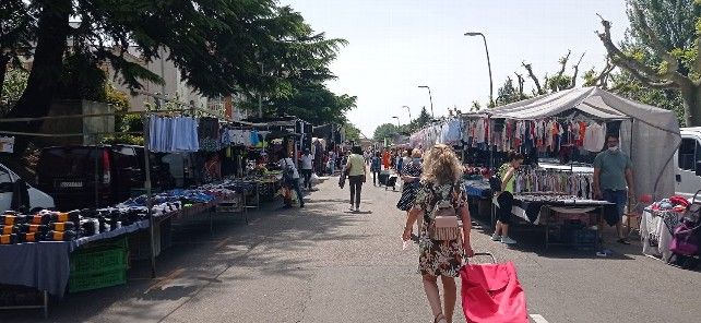 Mercado en el paseo de Papalaguinda de León