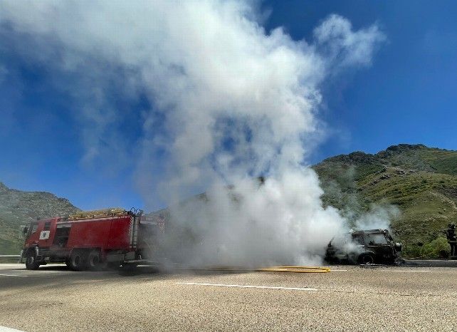 Intervención delos Bomberos de León para sofocar las llamas del turismo. / Foto Bomberos de León