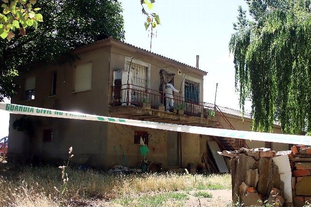 La Guardia Civil investiga en el domicilio de Villagarcía de la Vega (León) donde tuvieron lugar los hechos. / Peio García / ICAL