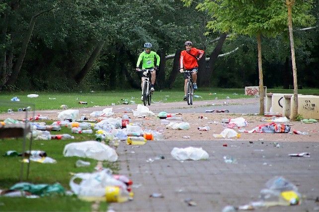 Dos ciclistas madrugadores entre los residuos de la noche de San Juan. / Peio García / ICAL
