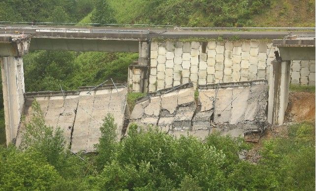 Derrumbe del viaducto del Castro en el municipio de Vega de Valcarce. // César Sánchez / ICAL